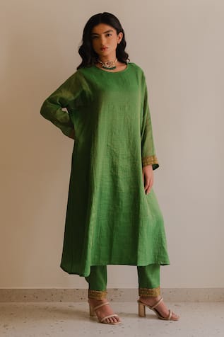 KAJAL AGRAWAL Gaur Handwoven Kurta Set 