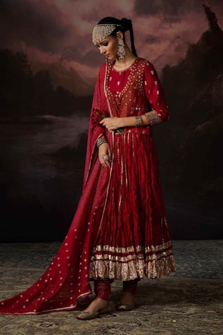 Swatti Kapoor Noor Embroidered Skirt Set With Gilet 
