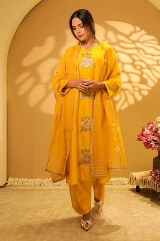 BO Tree Ruaa Floral Embroidered Kurta Set 