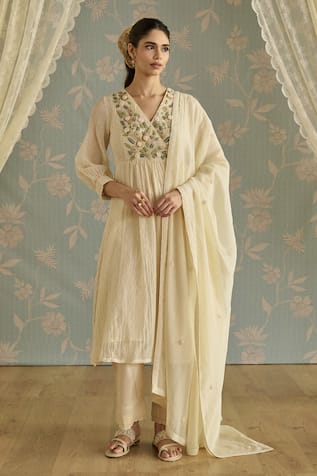 Kritika Dawar Aria Ivory 3D Flower Embroidered Kurta Set 