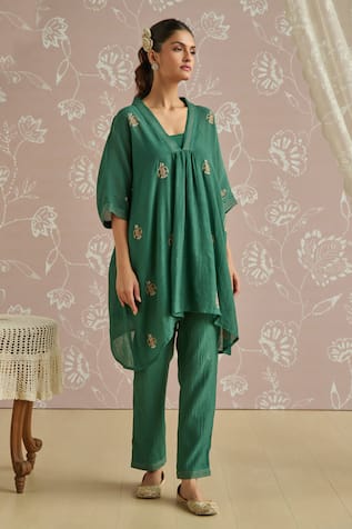 Kritika Dawar Aya Embroidered Kaftan Set 