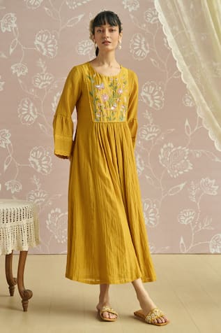 Kritika Dawar Sairah Thread Embroidered Kurta With Pant 