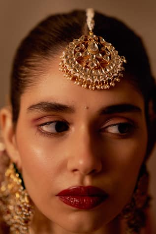 MAISARA JEWELRY Jadau Floral Cut Work Maangtikka 