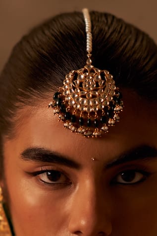 MAISARA JEWELRY Urvi Embellished Maangtikka 