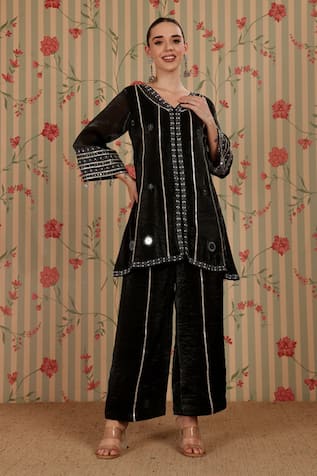 Nitisha Kashyap Official Floral Embroidered Kurta & Pant Set 