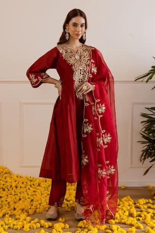 ASRUMO Chanderi Zari & Taari Embroidered Kurta Set 