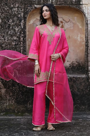 Charu Makkar Surveen Embroidered Kurta Set 