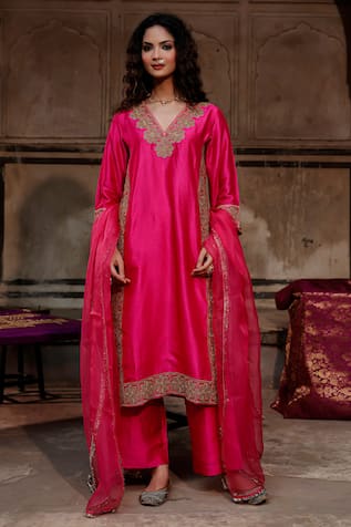 Charu Makkar Shehnaaz Embroidered Kurta Set 
