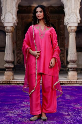 Charu Makkar Babli Embroidered Kurta Set 