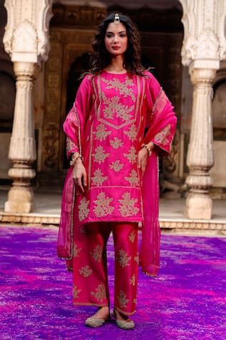 Charu Makkar Rajjo Embroidered Kurta Set 