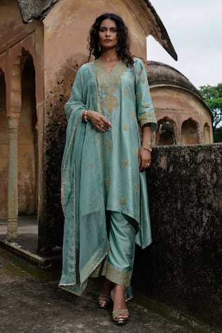 Charu Makkar Urwa Embroidered Kurta Set 