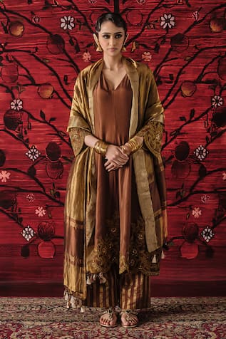 Shalkii Embroidered Kalidaar Kurta Set 