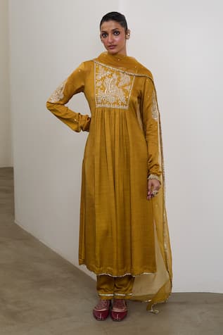 Sheela Suthar Ek Taar Resham & Badla Embroidered Kurta Set 