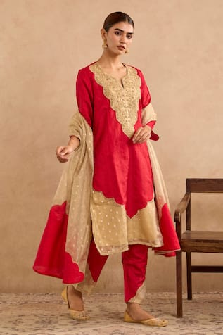 Nero India Dori Yoke Embroidered Scallop Kurta & Pant Set 