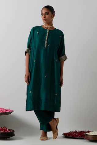 Vinusto Embroidered Kurta & Pant Set 