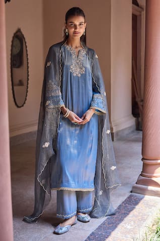 Dohr India Divani Floral Embroidered Kurta Set 