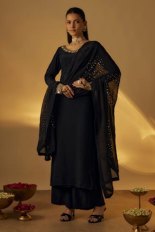 RAYASHA KHAN Embroidered Kurta Set 