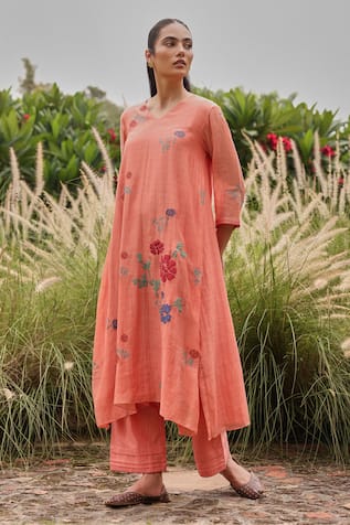 Vaayu Magnolia Applique Kurta & Pant Set 