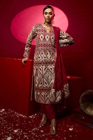 Tasuvure Indes Gulnaaz Geometric Embroidered Kurta Set 