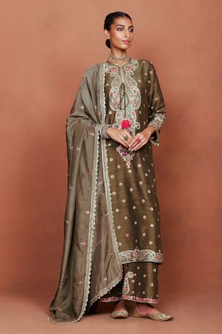 Sue Mue Jiyara Aari Embroidered Kurta Set 