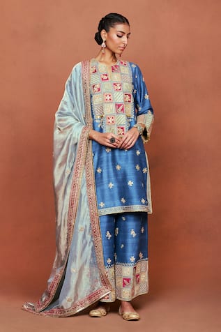 Sue Mue Raah Floral Embroidered Kurta Set 