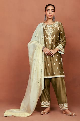 Sue Mue Nai Floral & Paisley Zari Embroidered Kurta Set 