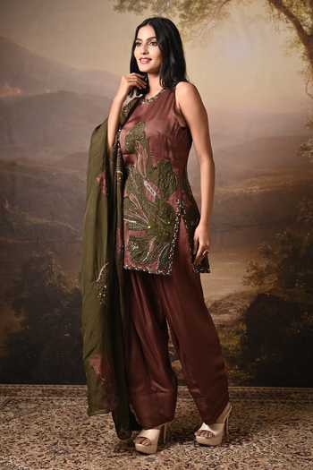 BAANI KHURANA Embroidered Kurta Set 