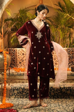 Surabhi Arya Velvet Embellished Butti Kurta Set 