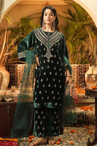 Surabhi Arya Velvet Zardozi Embroidered Kurta Set 