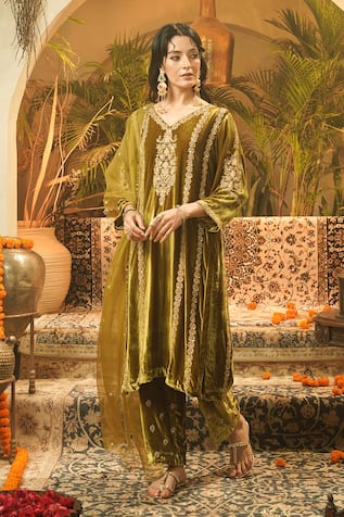 Surabhi Arya Velvet Gold Thread Embroidered Kurta Set 