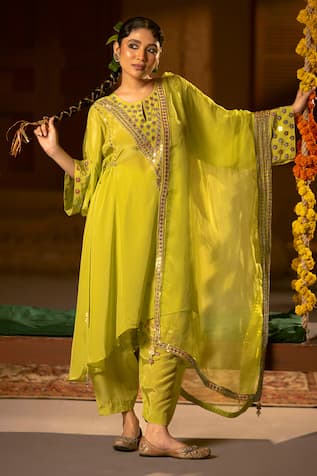 Prahnaaya Veere Embroidered Kurta Set 