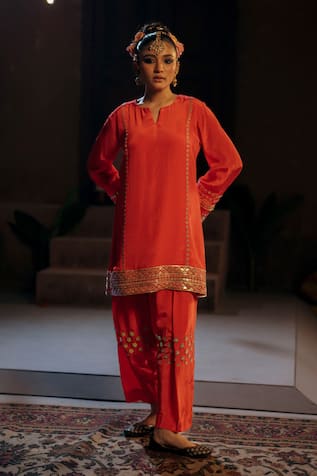 Prahnaaya Ramani Phool Embroidered Kurta With Salwar 