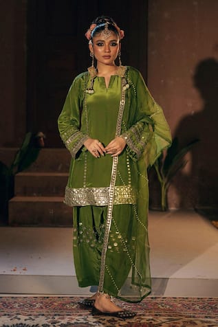 Prahnaaya Sunira Phool Embroidered Kurta Set 
