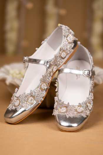 5elements Aarvi Embroidered Mary Jane Juttis 
