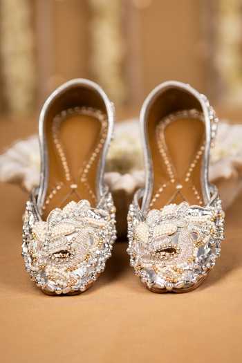 5elements Ishara Floral Hand Embroidered Juttis 