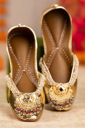 5elements Neysa Embroidered Juttis 