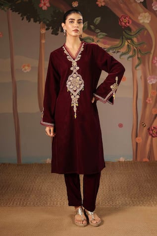 Nero India Dori Embroidered Kurta & Narrow Pant 