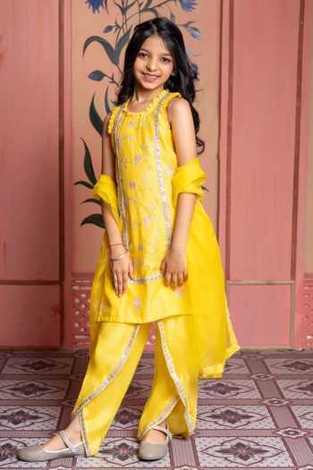 Kirti Agarwal - Pret N Couture Embroidered Kurta Set 