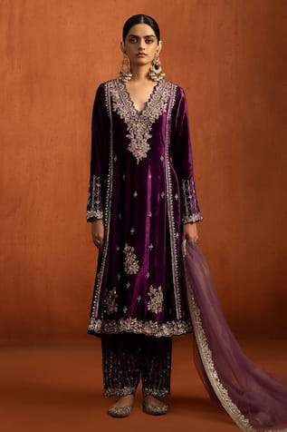 Lashkaraa Velvet Embroidered Kurta Pant Set 