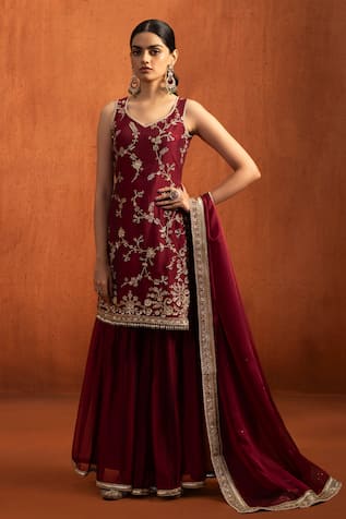 Lashkaraa Embroidered Sleeveless Kurta Gharara Set 