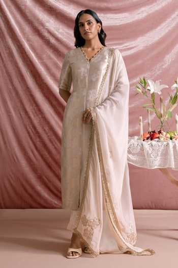 Parshya Scalloped Neckline Hand Embroidered Kurta Set 