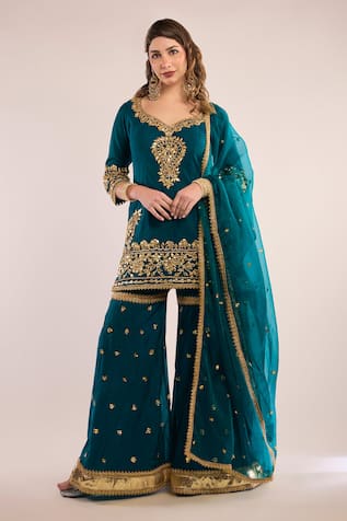 saina kapoor Embroidered Kurta Set 