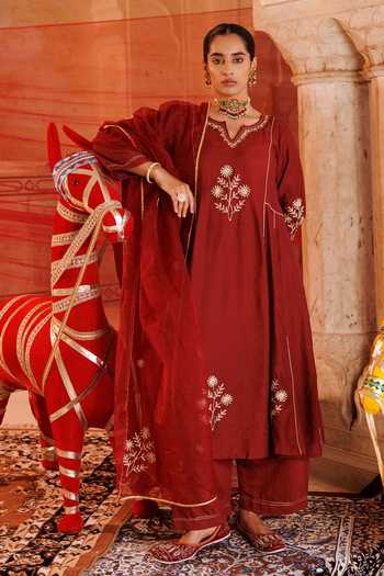 Bannhi By Priyanka Rathore Aari Embroidered Kurta Set 