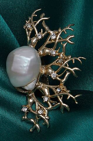 Embellished pearl finger ring