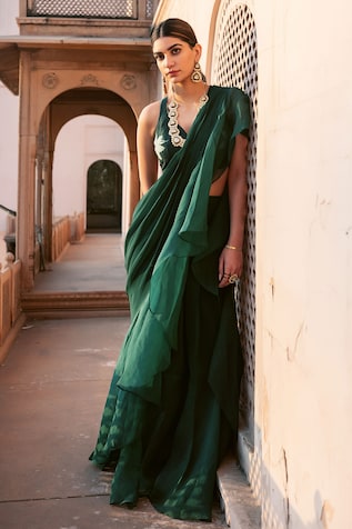 12 Amazing Saree Draping Styles To Look Slim - KALKI Fashion Blog