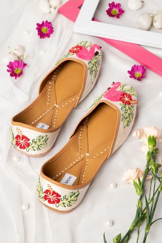 Lush Silk Juttis 