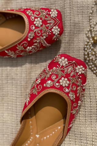 Mystical Zardozi Embroidered Juttis 