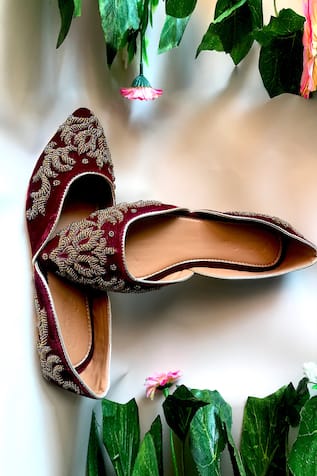 Velvet Pointed Toe Juttis 
