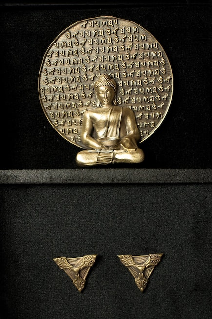Buddha Brooch & Sui Generis Collar Tips Set
