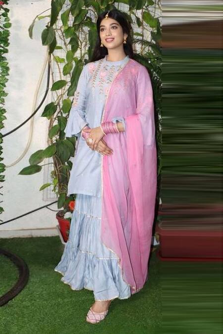 Label Deepti Bajaj Pink Embroidered Juttis at Aza Fashions Label Deepti Bajaj_Pink Embroidered Juttis _at_Aza_Fashions